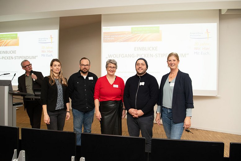 Agnes Leinweber steht mit vier Promovierenden in einer Reihe