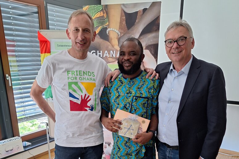 Phanuel Myers Agudu von den Steler Missionaren erhielt noch ein Gastgeschenk der katho aus den Händen von Kanzler (l.) und Rektor (r.).