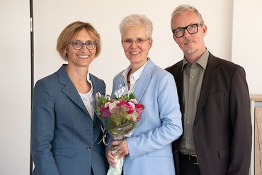 Das alte Rektorat mit Barbara Ortland in der Mitte steht für ein Gruppenbild zusammen.