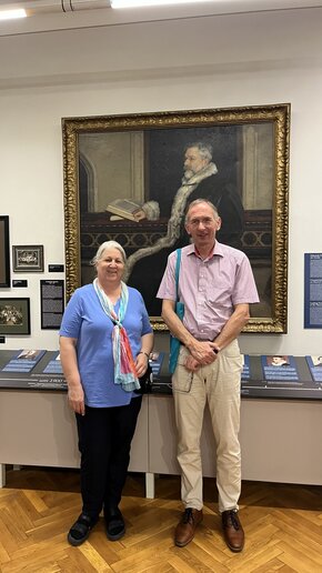 Dr. Gerhild Rudolf (l.) mit Bernward Robrecht (r.) in der Ausstellung des Landeskirchlichen Museums im Teutsch-Haus