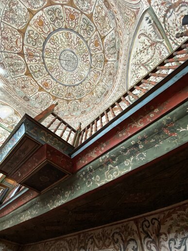 Das Foto zeigt die Malerei in der Moschee