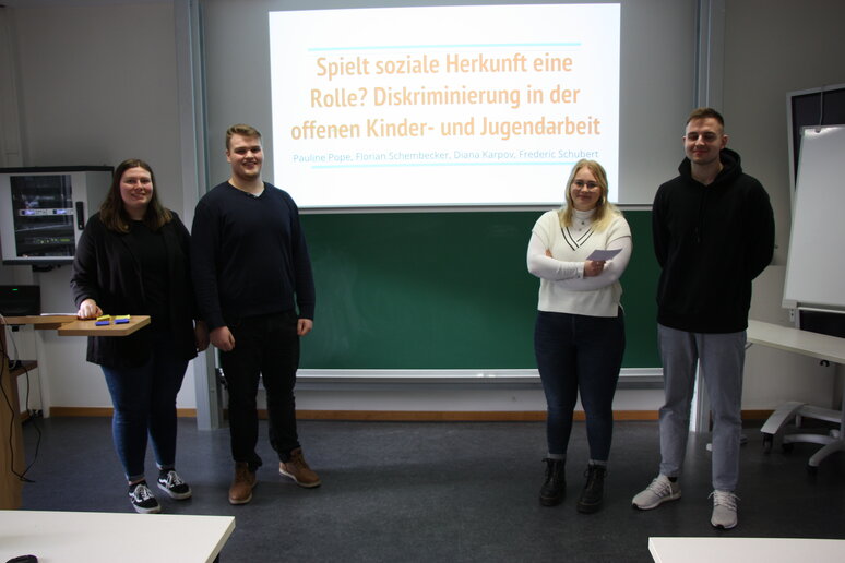 Studierende stellen ihre Ergebnisse aus der Praxisforschung vor.