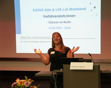 Stefanie Ulrich hält einen Vortrag.