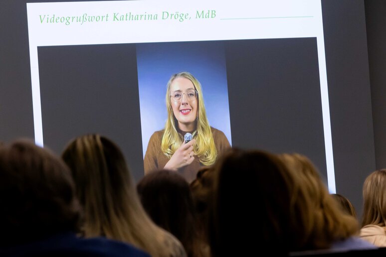 Die Kölner Bundestagsabgeordnete Katharina Dröge lobte die Veranstaltung in ihrem Video-Grußwort.