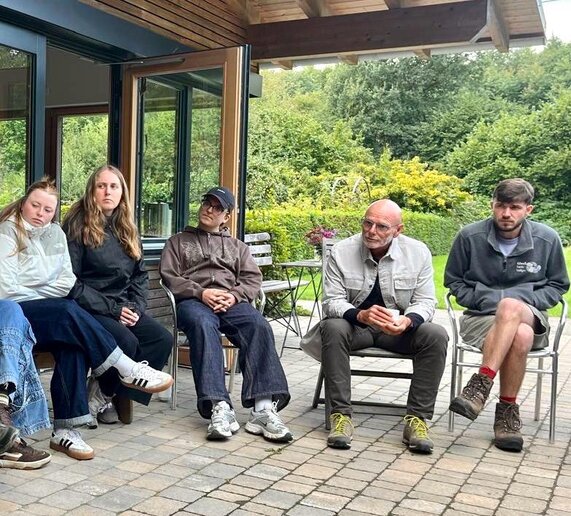 Ralf Nielsen bei der Erläuterung von Wildtieren und deren Bejagung und seine Diskussion mit den Studierenden zum Thema Jagd. Der Vortrag findet im Freien statt.