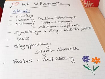 Es ist der selbstgeschriebene und gestaltete Ablaufplan einer Erstsemestertagung zu sehen, mit Themen des Tages 