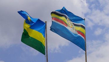 Flaggen von Ruanda und der ostafrikanischen Staatengemeinschaft