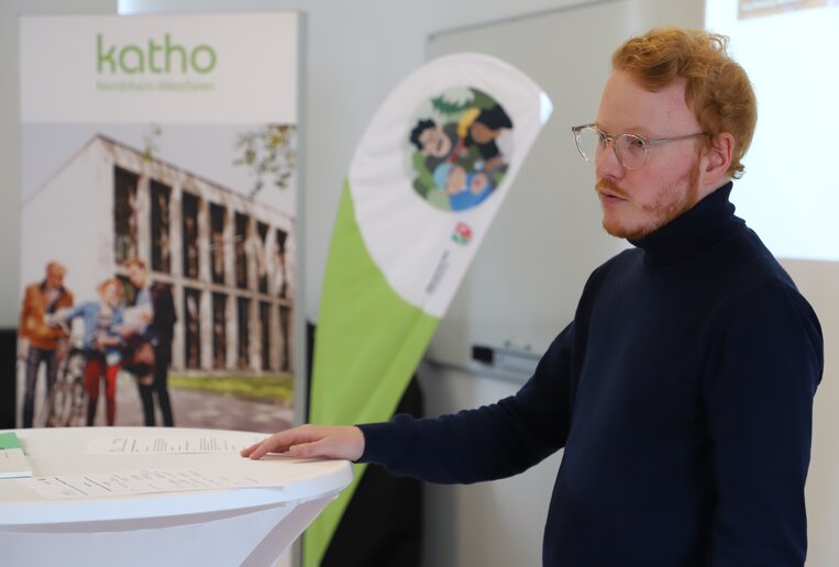 Der Referent für Nachhaltigkeitsmanagement der katho spricht zum Publikum.