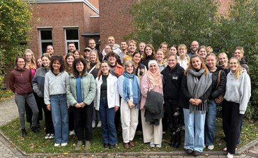Gruppenfoto mit 39 Masterstudierenden und dem Team der Studiengangsleitung 