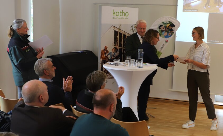 Studierende nehmen ihre Zertifikate entgegen.