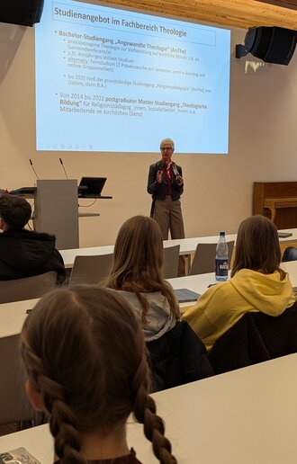 Dekanin Prof.in Dr.in Bergit Peters begrüßt die Schüler_innen