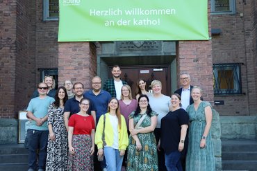 Vor dem Haupteingang der katho Paderborn stellten sich die Alumnis zum Foto auf.