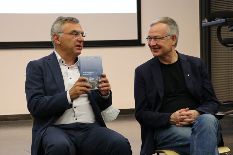 Prof. Dr. Eckhard Frick SJ und Prof. Dr. Rainer Krockauer bei der Podiumsdiskussion.