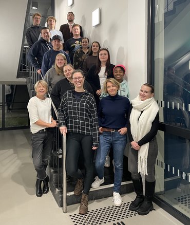 Eine Gruppe Menschen steht auf einer Treppe.