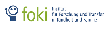 Logo des Institut für Forschung und Transfer in Kindheit und Familie. Ein blaues Strichmännchen welches den Arm hebt. Daneben in großen grünen Buchstaben "foki". Daneben der Schriftzug "Institut für Forschung und Transfer in Kindheit und Familie"