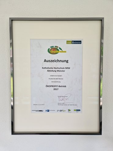 Es wird die Urkunde mit der Auszeichnung des Standorts Münster als Ökoprofit-Betrieb 2017 gezeigt.