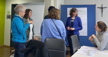 Vier katho-Beschäftigte unterhalten sich im Rahmen einer Kleingruppendiskussion beim Kickoff des Zukunftsforum Klimafreundliche Hochschule.