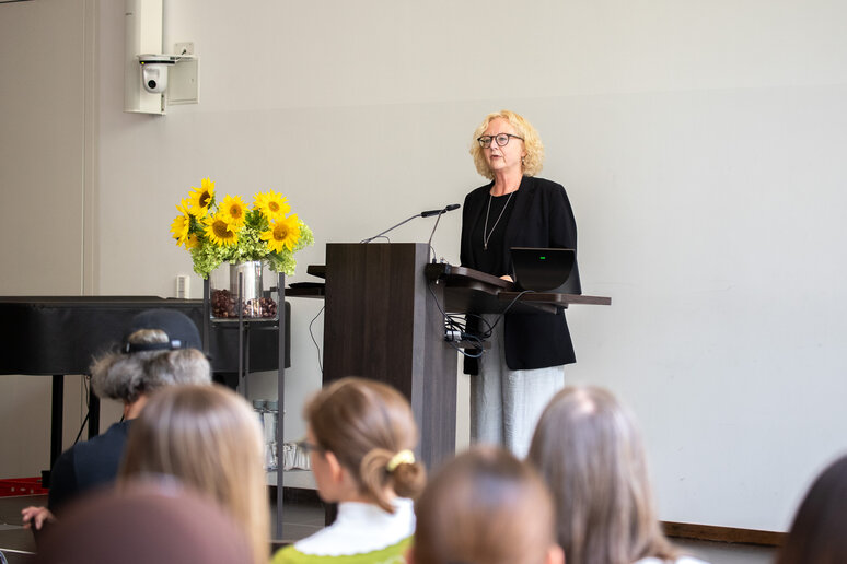 Bürgermeisterin Maria Winkel begrüßt die neuen Studierenden an der Abteilung Münster