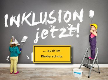 Zwei Kinder malen mit weißer Farbe die Worte "Inklusion jetzt!" an die Wand. Hinzugefügt ist ein gelbes Schild mit der Aufschrift "...auch im Kinderschutz".