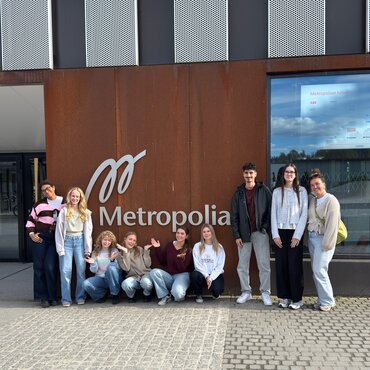 BAKi-Studierende vor der Metropolia Hochschule in Helsinki