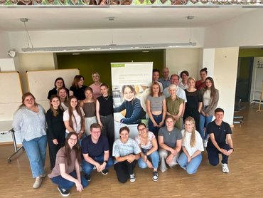 Auf dem Bild sind die Studierenden der Abschlusskohorte, gemeinsam mit Prof.in Dr.in Müller, Prof. Dr. Obermaier, Lukas Bitzer (M.A.) und weiteren Gästen