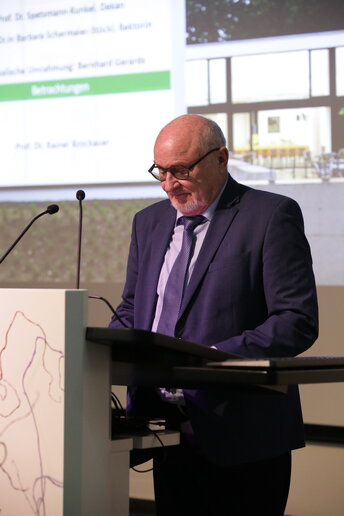 Mann am Redner pult.