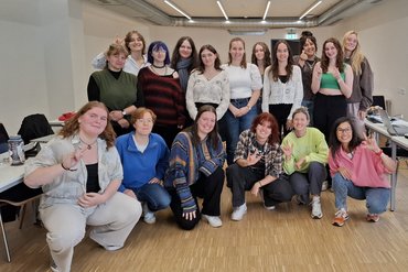 Alle Kursteilnehmer_innen mit der Referentin Kawai Severin