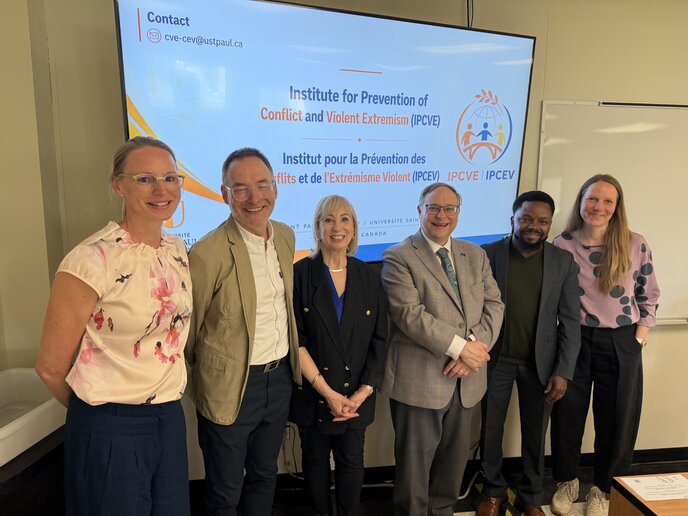 Gruppenfoto im Institute for the Prevention of Conflict and Violent Extremism (IPVCE)
