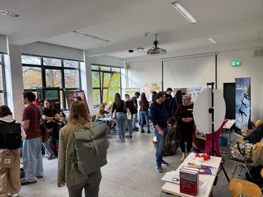 Ein Seminarraum der katho mit Beratungsständen und Besuchenden