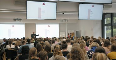 Blick in den Hörsaal von hinten während eines Vortrags von Prof. Dr. Grigat.