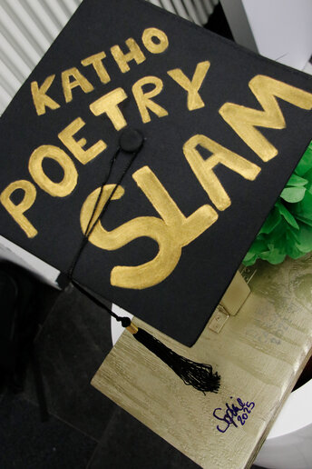 Ein Doktorhut beschriftet mit katho Poetry Slam