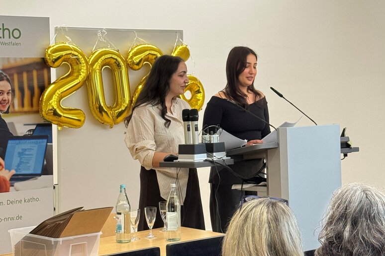 Die beiden studentischen Vertreterinnen stehen am Rednerpult