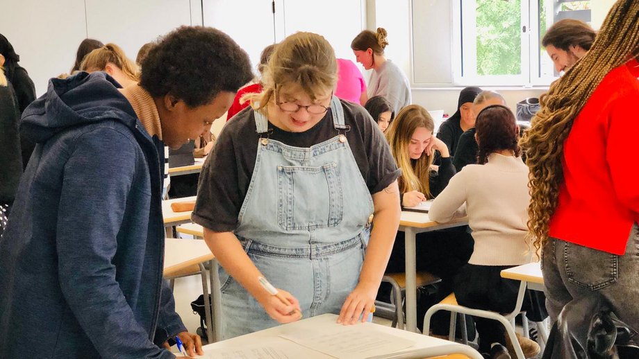 Zu sehen sind deutsche und französische Studierende während der Seminararbeit.