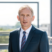 Es handelt sich um ein Bild vom Geschäftsführer und Kanzler Bernward Robrecht.