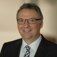 Es handelt sich um ein Bild von Rektor Prof. Dr. Hans Hobelsberger.