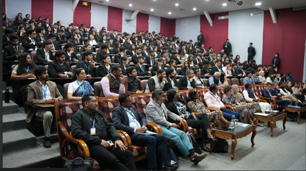 Großer Hörsaal mit vielen Teilnehmenden.