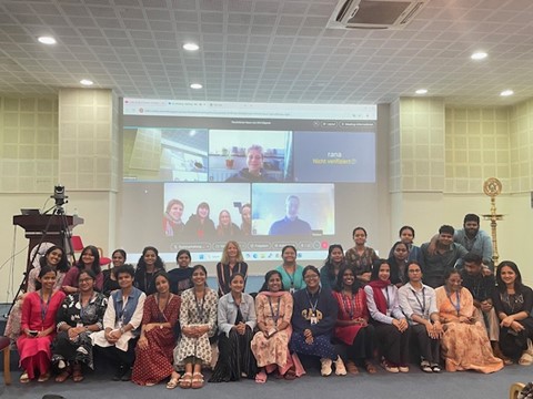 Es wird ein Seminarraum an der Christ University in Indien mit Gruppenfoto der indischen Studierenden sowie Prof.in Grit Höppner gezeigt.