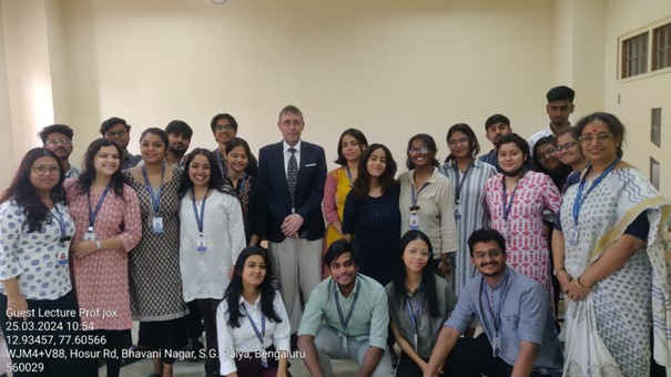 Prof. Jox wird in einem Seminarraum der Christ University zusammen mit indischen Studierenden gezeigt.