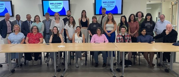 Gruppenfoto mit Mitgliedern der Monmouth University 