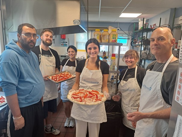 Gemeinsam mit Adressat_innen backen die Studierenden Pizza im Rahmen des Projektes "Shore House NJ"