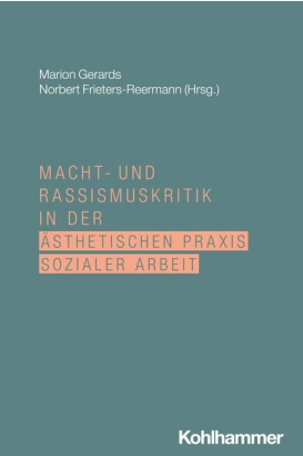 Das Buchcover zeigt den Titel „Macht- und Rassismuskritik in der ästhetischen Praxis Sozialer Arbeit". Die Herausgeber_innen sind Marion Gerards und Norbert Frieters-Reermann. Der Hintergrund ist in einem dezenten Graublau gehalten. Der Titeltext ist in weißen und rosafarbenen Buchstaben geschrieben. Unten rechts auf dem Cover befindet sich das Logo des Verlages „Kohlhammer" in Weiß.
