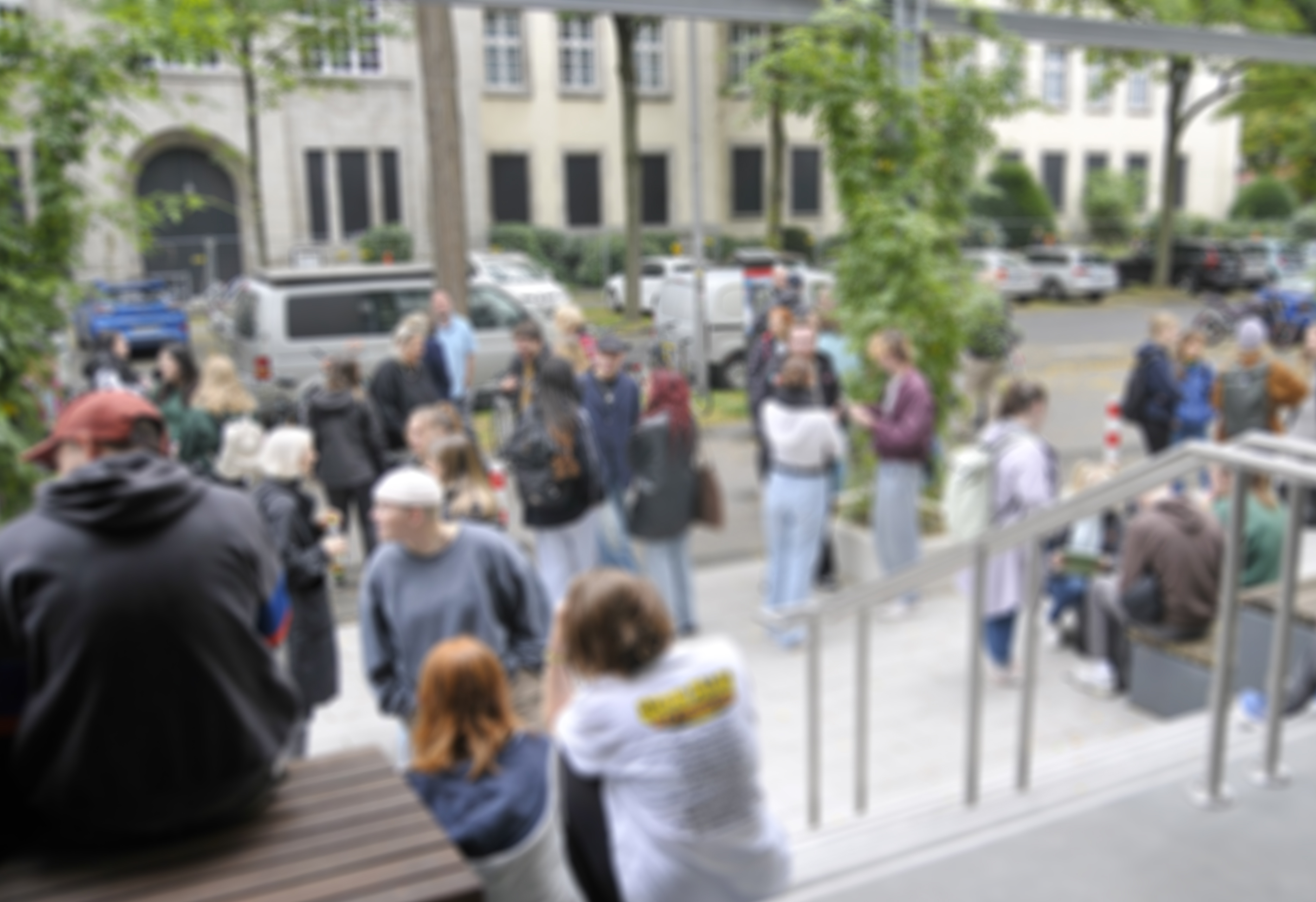 Studierende vor dem Eingang des katho-Gebäudes.