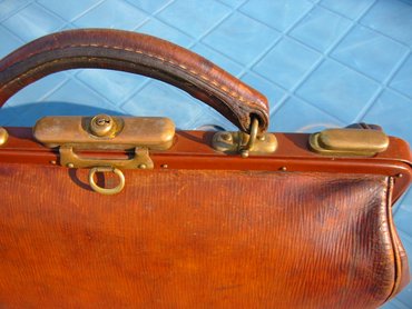 Eine geschlossene Hebammentasche.