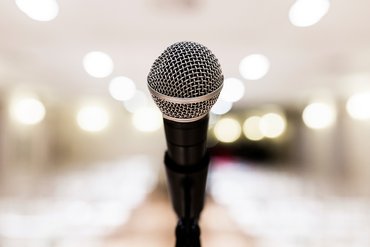 Ein Mikrofon im Konferenzraum.