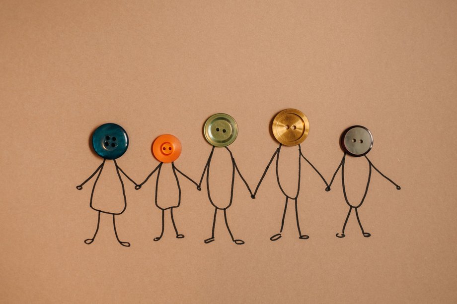 Strichmännchen mit Köpfen aus verschiedenen bunten Knöpfen. 