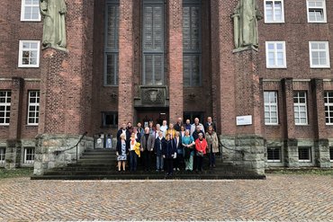 Etwa 21 Absolvent_innen des Fachbereichs Theologie kehrten nach 40 Jahren zur katho am Standort Paderborn zurück. ©katho