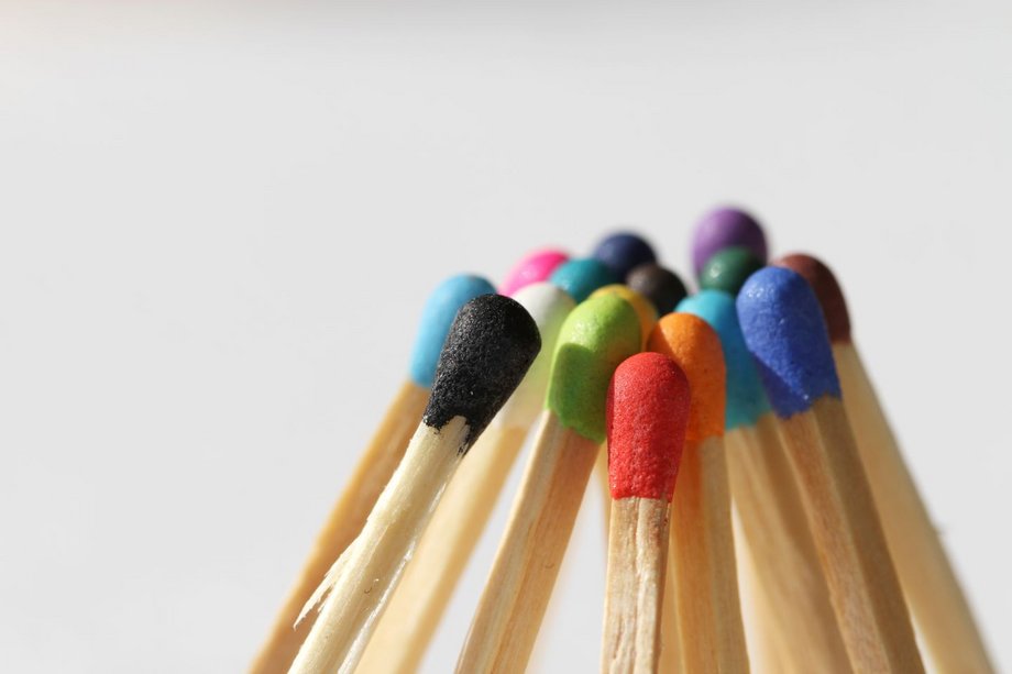 Bunte Streichholzköpfe treffen sich im Pulk