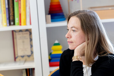 Eine Studentin die während eines Seminars aufmerksam zuhört.