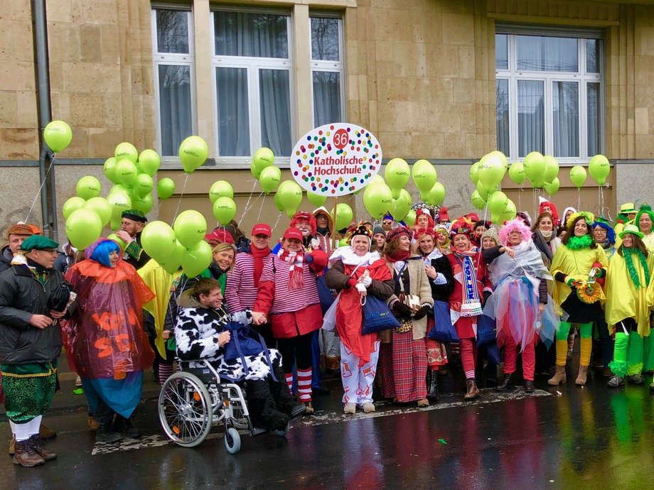 Campusleben Koeln_ausserhalb der HS_eigener Ordner_ZPressearbeitPressemitteilungen 2018_0220 Karneval 2018_IMG_0625.jpg eine Gruppe der katho beim Kölner Karneval