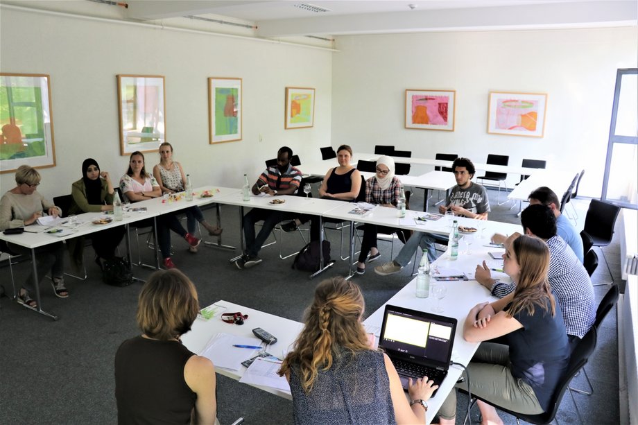 Einblick in einen Seminarraum, in dem sich Beteiligte des Projekts "Start Now" der katho in Aachen aufhalten